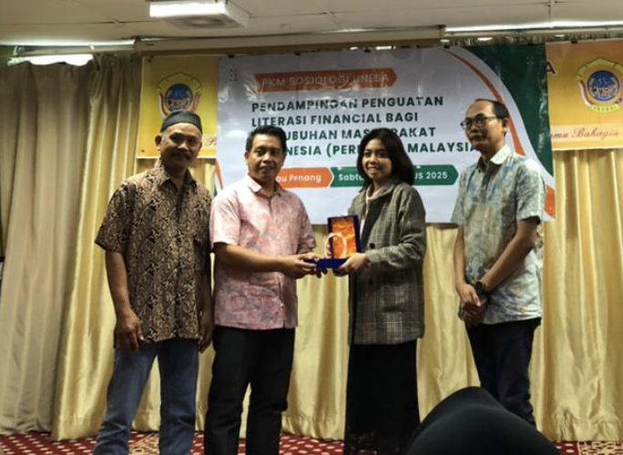 Dosen Program Studi Pendidikan Sosiologi Universitas Negeri Surabaya (Unesa) bekerja sama dengan Pertubuhan Masyarakat Indonesia (PERMAI) Pulau Pinang melaksanakan kegiatan pengabdian kepada masyarakat