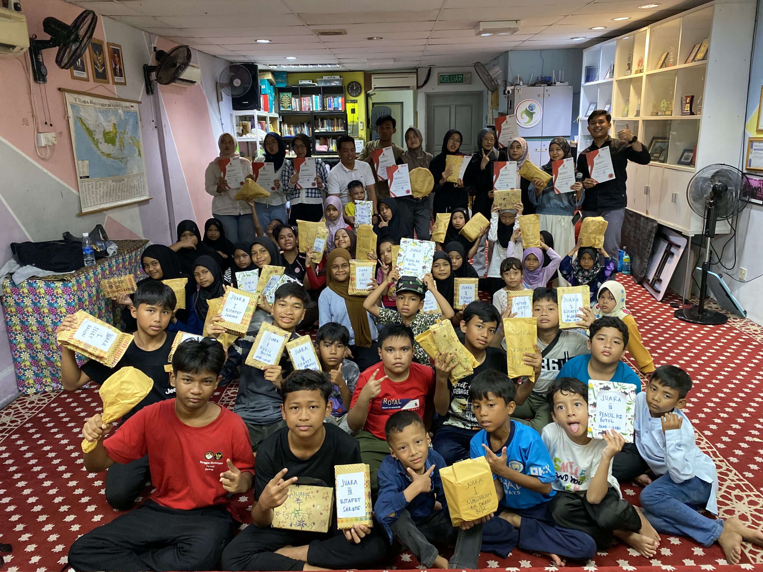 Semarak HUT RI ke-80 di Batu Feringgi, Mahasiswa KKN Internasional Unesa Ramaikan Lomba 17 Agustus di Penang